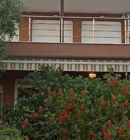 δίπλα στο κύμα -βeside The Wave *