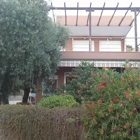 δίπλα στο κύμα -βeside The Wave *